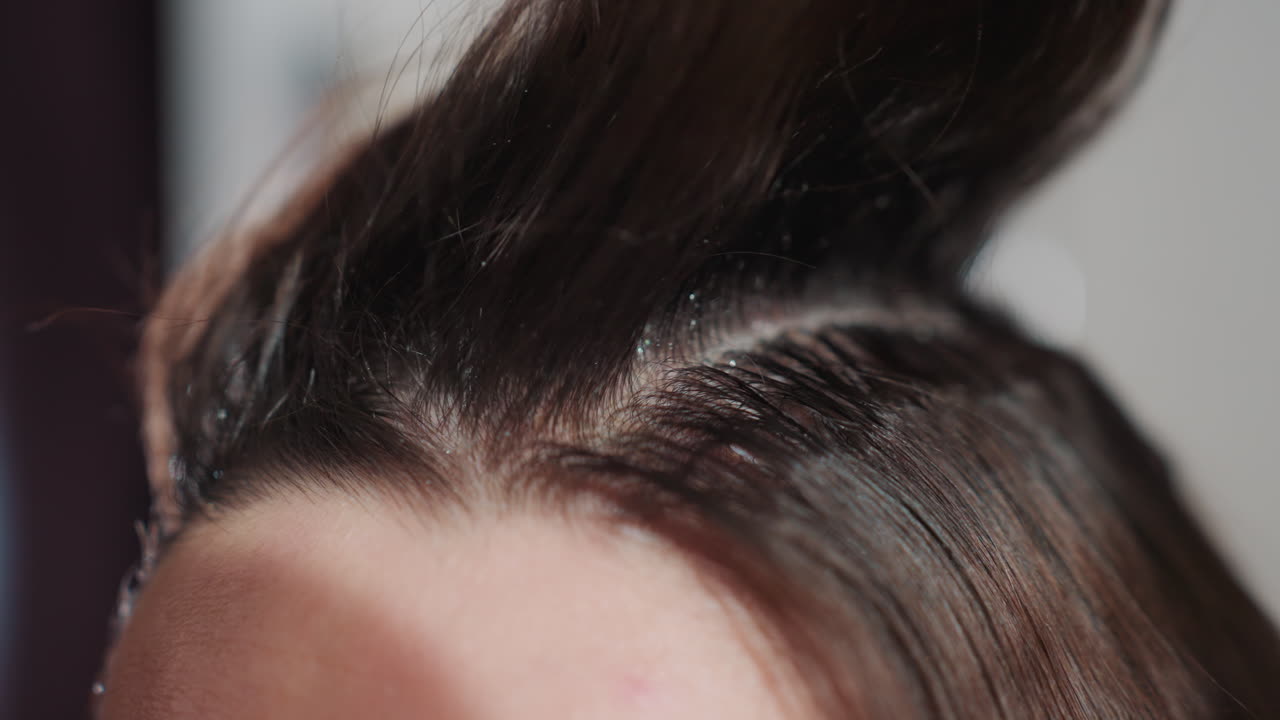 보호 조치가 적용된 스타일리스트 시술, 세심한 살롱 준비가 곁들여진 디테일한 뿌리 탈색, 색조를 조절하여 모발 재성장을 커버하는 화학 시술 클로즈업