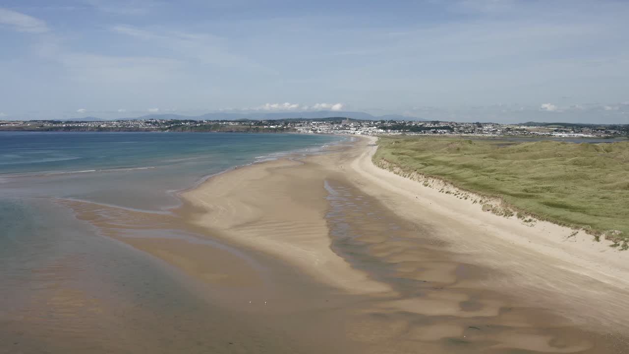 Vidsträckt sandstrand vid Tramore Dunes på Irlands sydkust.