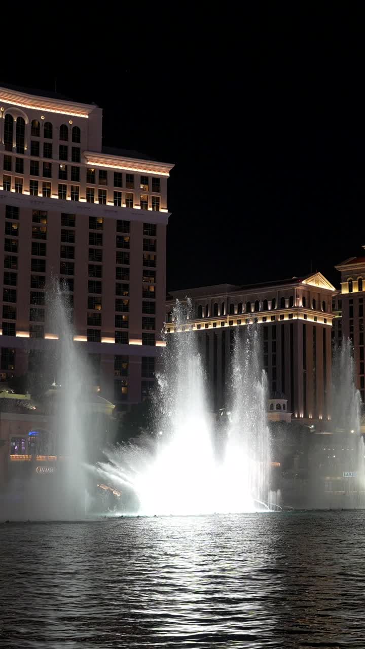 Espectacular show acuático de las Fuentes del Bellagio de noche en Las Vegas
