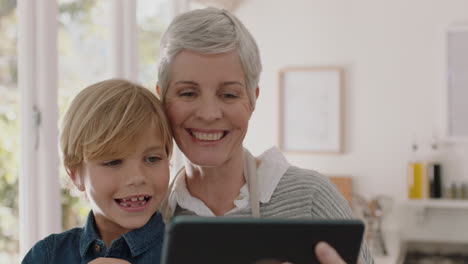 Großmutter-Und-Kind-Nutzen-Tablet-Computer-Und-Unterhalten-Sich-Per-Video.-Kleiner-Junge-Teilt-Sein-Urlaubswochenende-Mit-Oma-Und-Genießt-Es,-Zu-Hause-Mit-Seinem-Enkel-über-Mobile-Technologie-Zu-Chatten