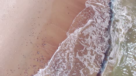 vista de drones en espiral hacia abajo de las paradisíacas olas tropicales en las vacaciones de verano