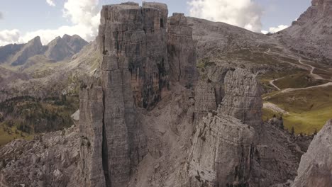 Volando-Lentamente-Hacia-Atrás-Toma-De-Drones-De-La-Cordillera-De-Cinque-Torre-En-Los-Dolomitas,-Italia-4k