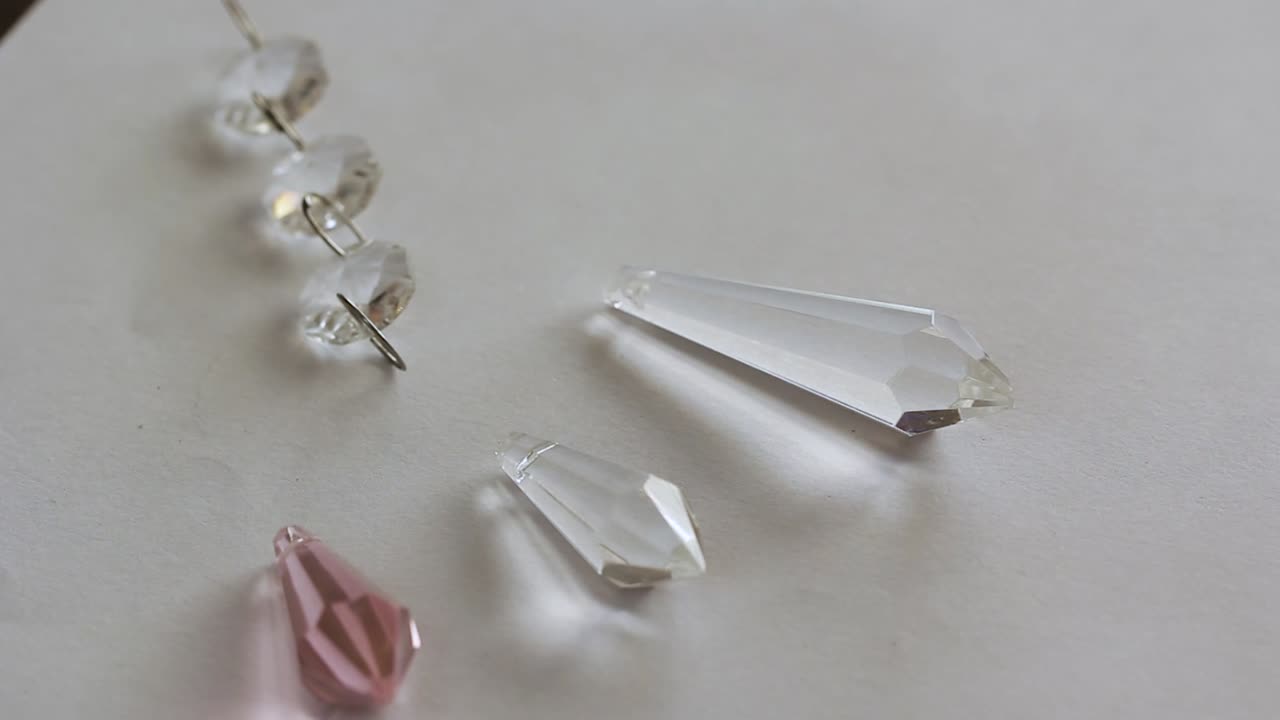 cerrar cuentas de cristal de vidrio en un fondo blanco - refracción de luz solar de cristal transparente