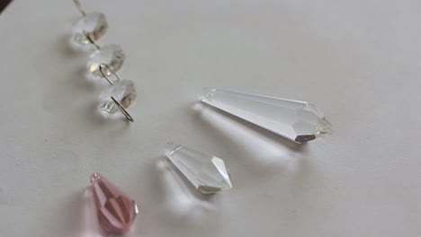 cerrar cuentas de cristal de vidrio en un fondo blanco - refracción de luz solar de cristal transparente
