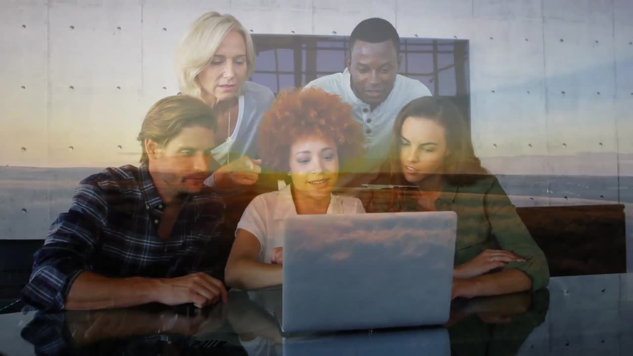 일몰과 함께 브레인스토밍을 하는 회의에서 사업가들의 애니메이션.