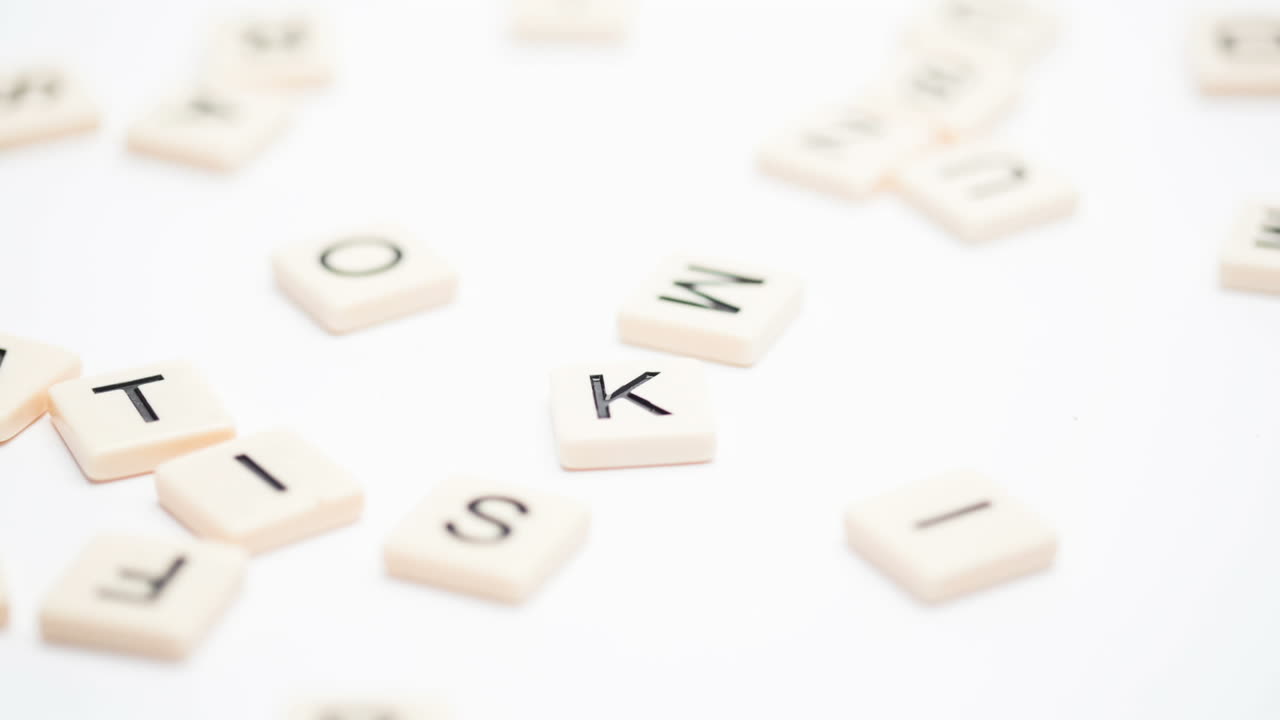 autismo deletreado en letras piezas cayendo hacia abajo