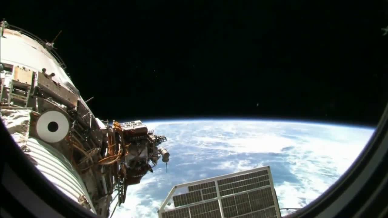 Punto di vista attraverso l'oblò dello Space Shuttle della Terra
