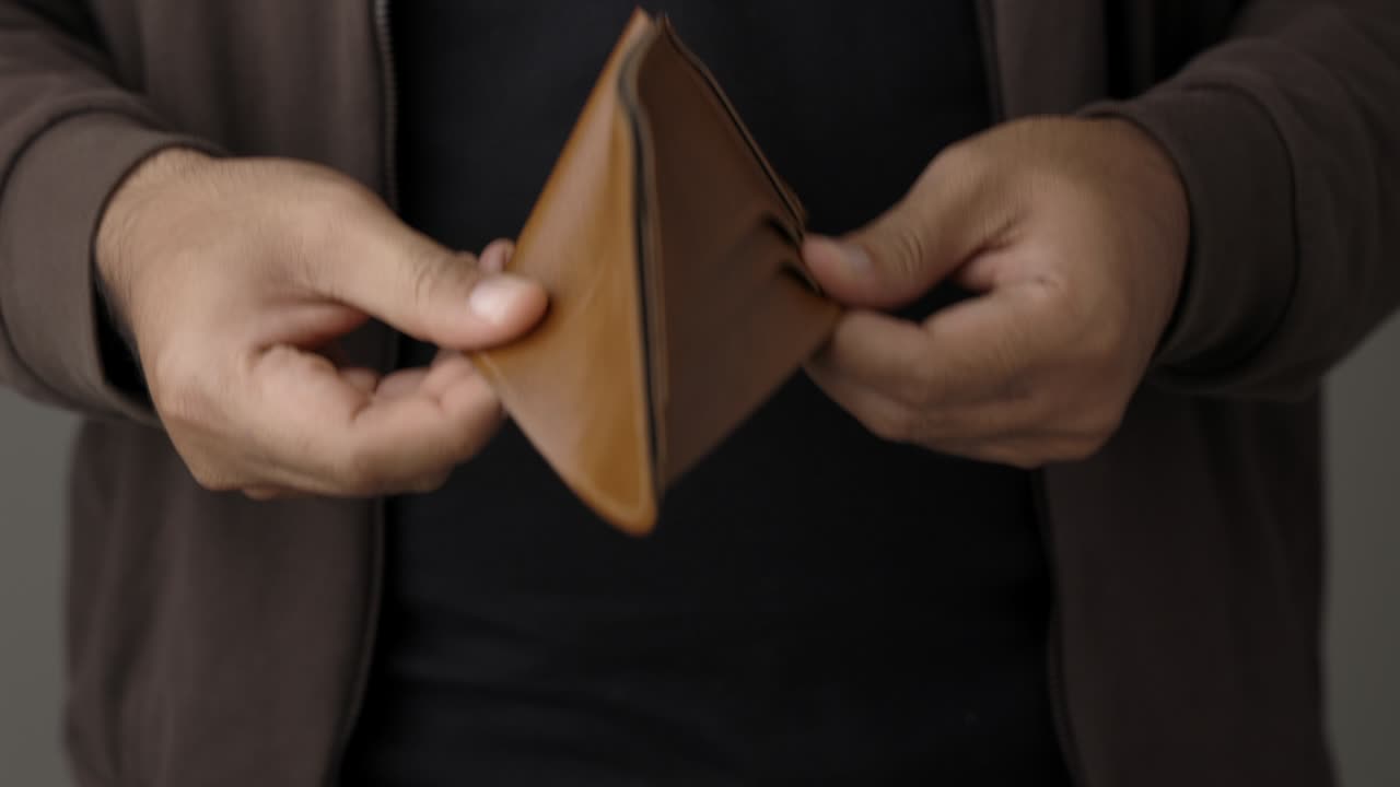 Cierre la mano masculina abra la billetera vacía. No hay dinero en la billetera. Concepto de negocio financiero.