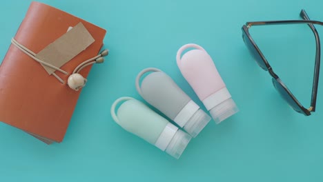 artículos esenciales para el viaje con gafas de sol y portátil