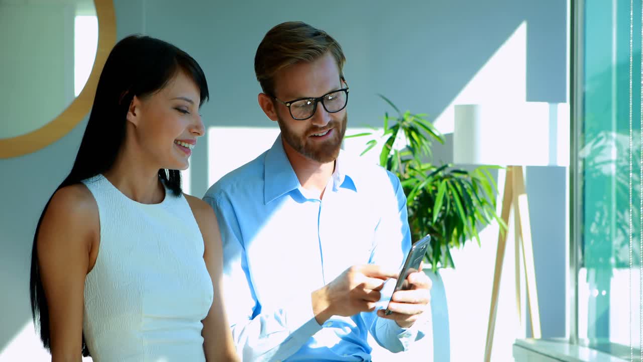 colegas felices usando el teléfono móvil