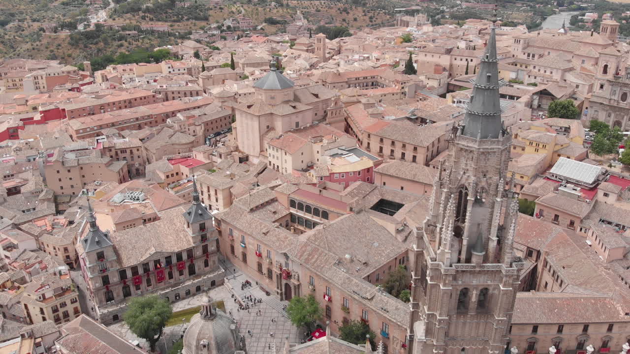 vista aérea girando alrededor de la catedral de toledo, toledo, españa