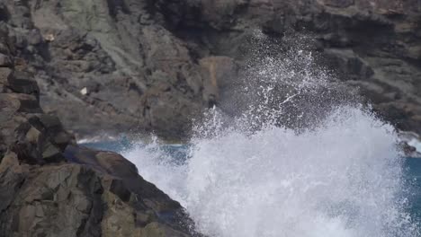 Olas-Rompiendo-Y-Salpicando-Rocas-En-Cámara-Lenta