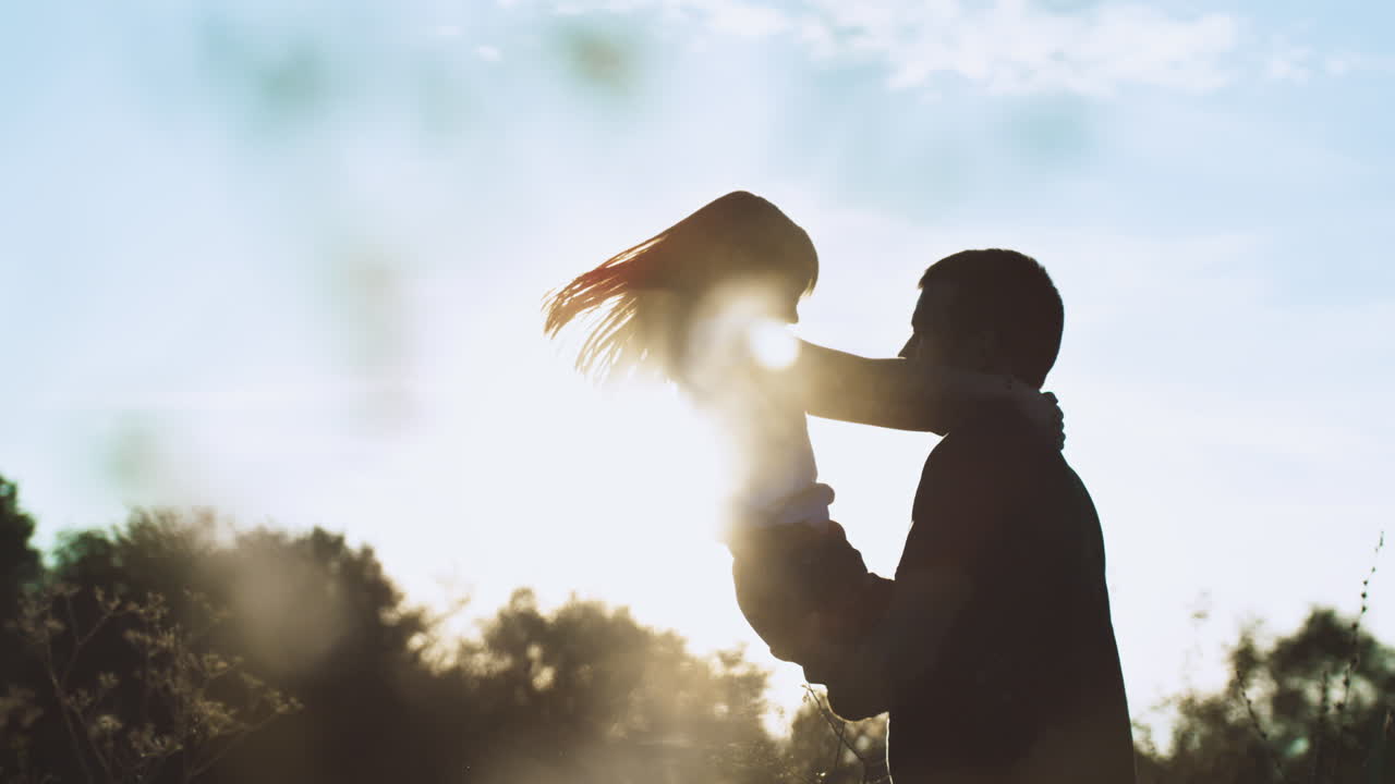 해가 지는 동안 아버지와 딸의 실루