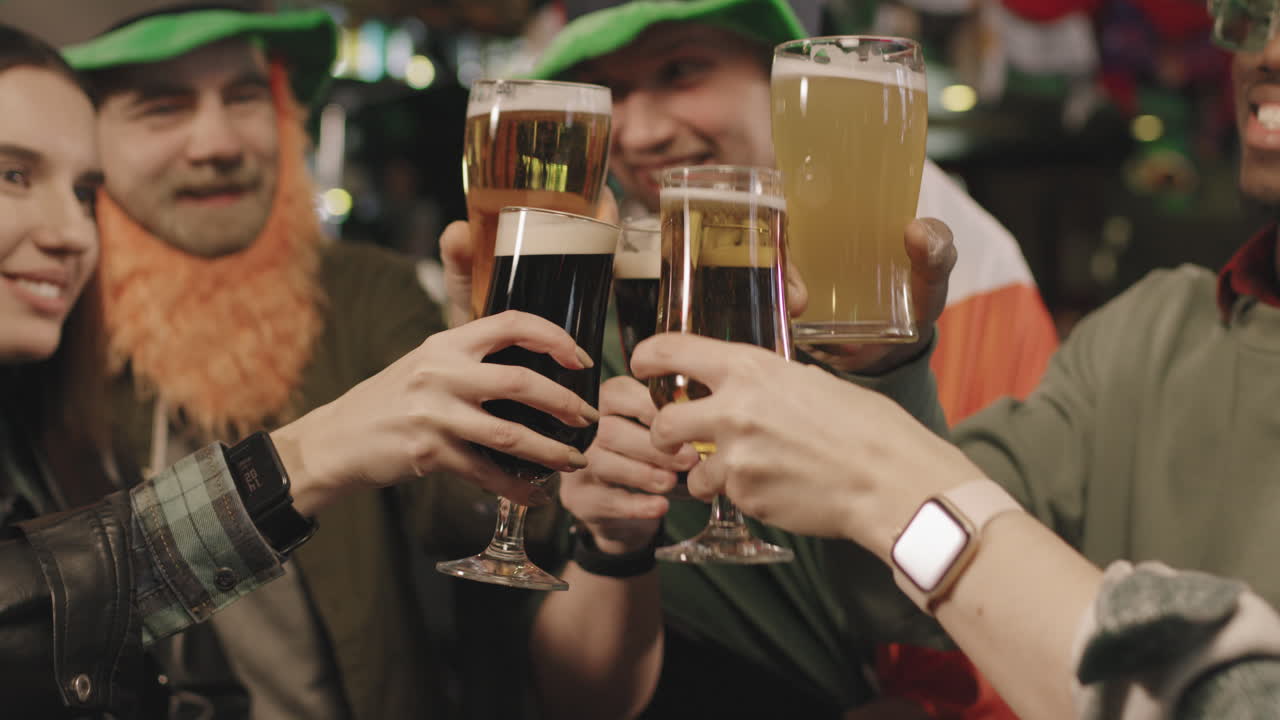 Amici multietnici che brindano con bicchieri di birra