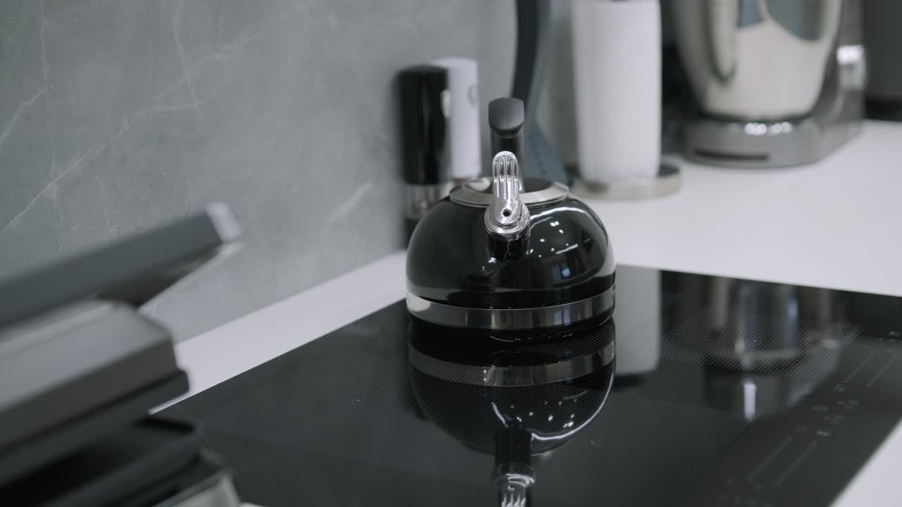 큰 섬, 금색 과 스푸트니크 들리어, 스테인리스 스 가전제품, 하 대리석 카운터탑이 있는 고급스러운 부.