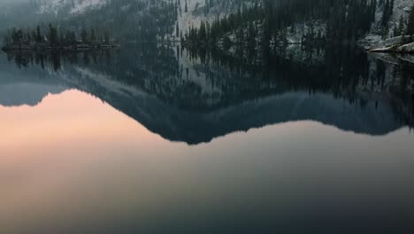 Revelando-El-Amanecer-Con-La-Montaña-Junto-Al-Lago