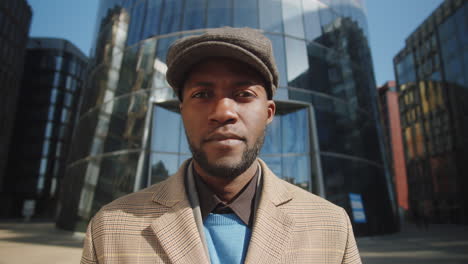 retrato de un joven empresario afroamericano con café al aire libre