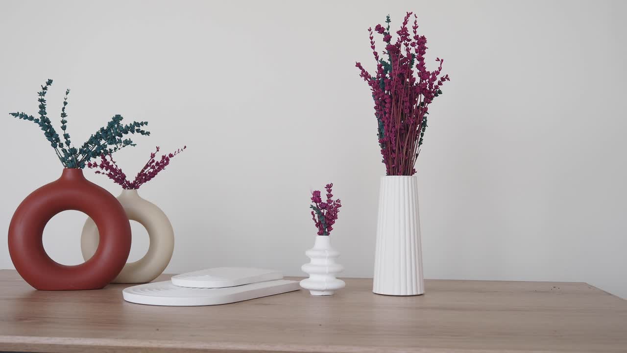 decoración moderna del hogar con flores secas en jarrones