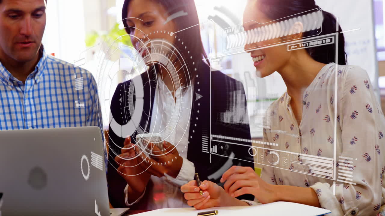 animación de la interfaz con el procesamiento de datos sobre diversos colegas discutiendo sobre la computadora portátil en la oficina