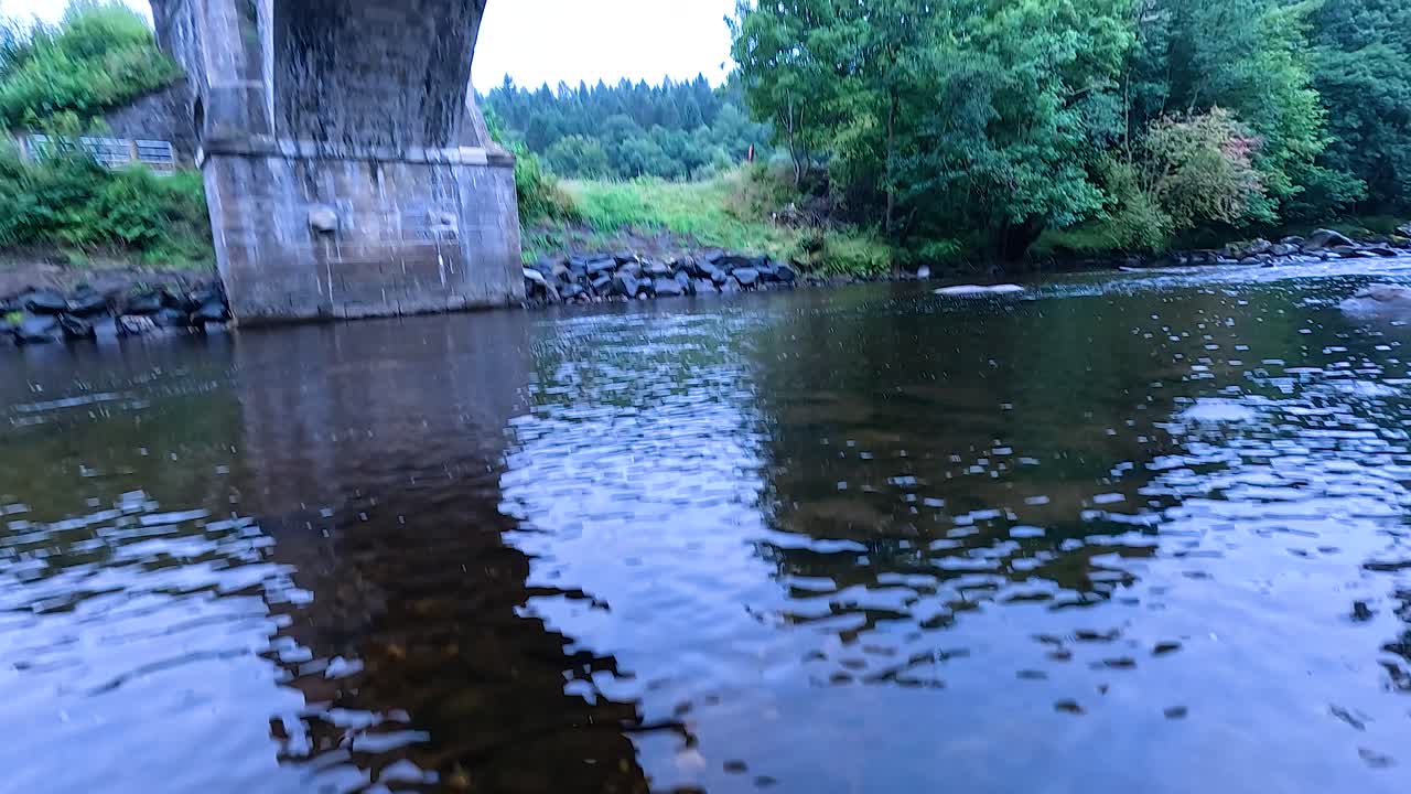 조용한 강 풍경 위에 있는 돌로 된 다리 아치
