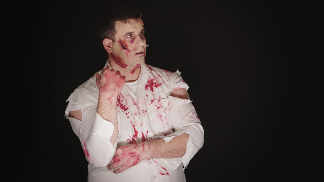 얼굴에 피가 묻은 젊은이