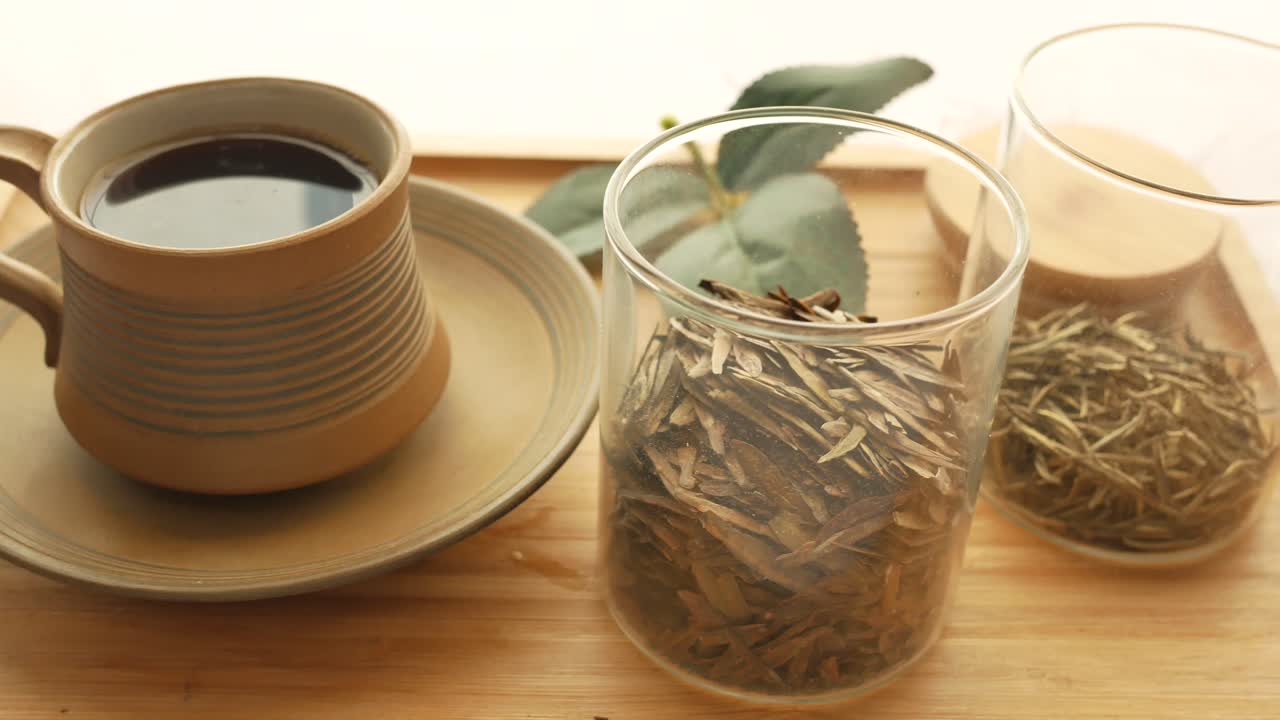 커피 컵과 함께 유리 용기에서 다양한 건조 차