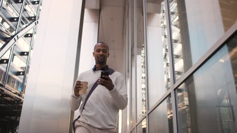 Reisen,-Kaffee-Und-Telefon-Mit-Geschäftsmann-In-Der-Stadt