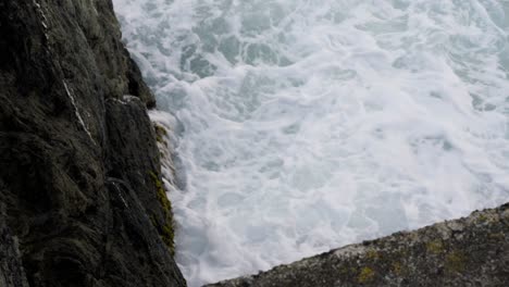 Stormy-Waves-Hit-On-The-Rocky-Shore-Of-Newquay-Harbour-In-Cornwall,-United-Kingdom