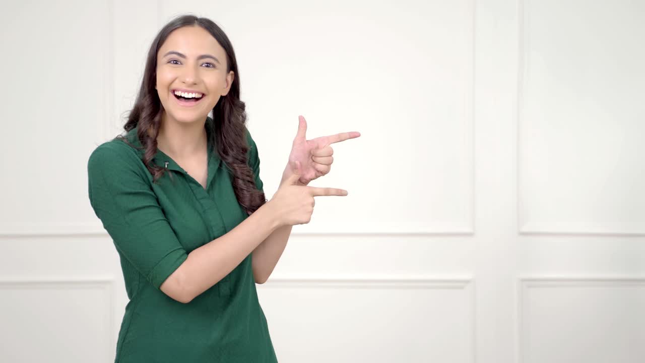 indios apuntando a la derecha para el espacio de copia