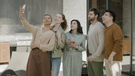 un gentil groupe d'amis prend un selfie en s'amusant