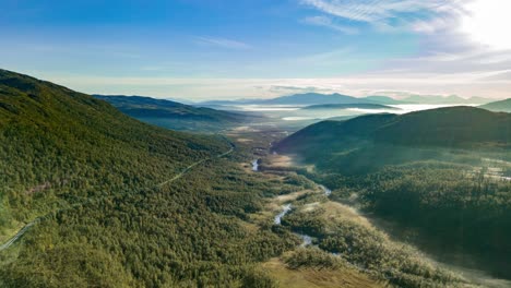 Magnífica-Vista-Del-Exuberante-Valle-Verde-Del-Río-Svanelva