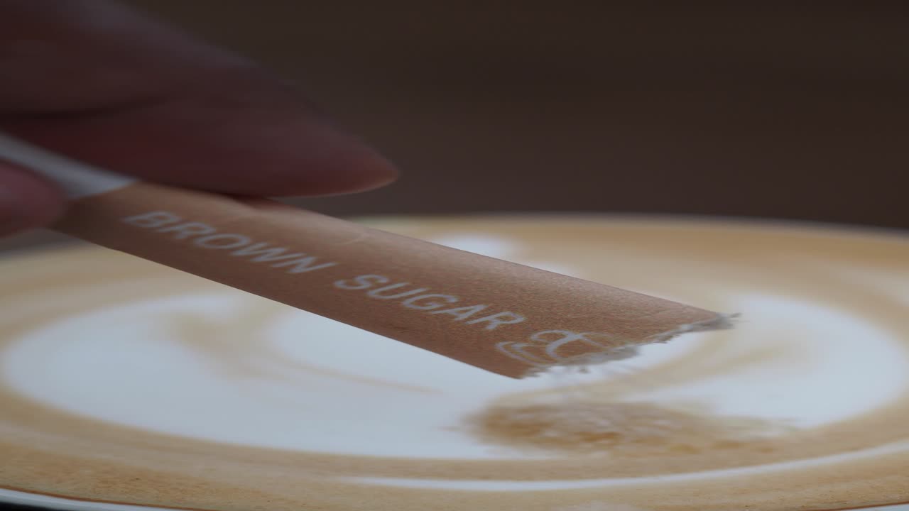 라테에 있는 갈색 설탕