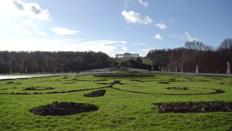 Blick-Auf-Den-Schönbrunner-Garten-Gegenüber-Der-Gloriette-Ohne-Blumen-Im-Winter