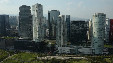 Drohne-Fliegt-Parallel-Zu-Den-Wolkenkratzern-Von-Santa-Fe-In-Mexiko-stadt