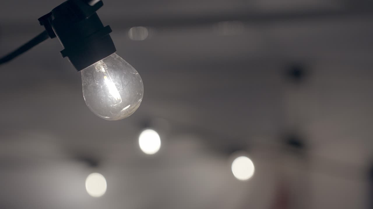 흑백으로 깜박이는 희미한 크리스마스 조명