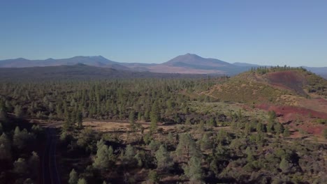 Vista-Panorámica-Desde-El-Cielo-De-La-Carretera-Rural-Del-Condado-De-Lassen-En-El-Bosque-Cerca-De-La-Mina-Extinta