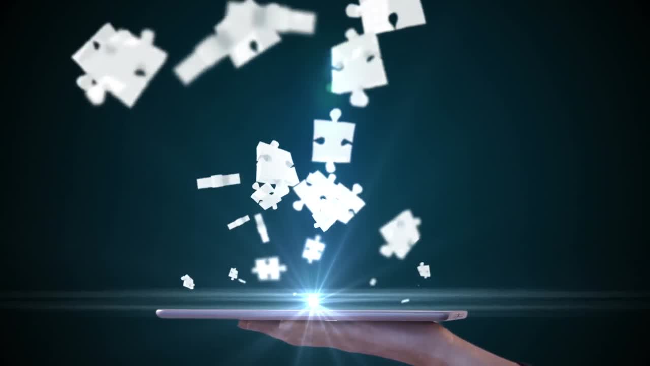 mujer de negocios usando una tableta para ver un holograma