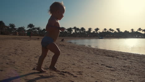 Aktiver-Kleiner-Junge,-Der-Sich-Am-Wunderschönen-Meer-Sonnt.-Süßes-Kind,-Das-Am-Strand-Spielt.