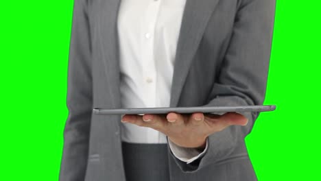 mujer de negocios usando su tableta digital
