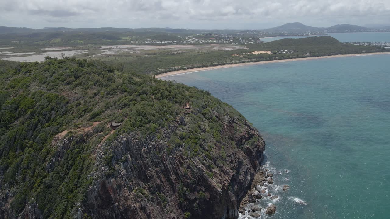 거북이 전망대의 절벽 지점에서 염소자리 해안선과 케펠 베이의 그림 같은 전망