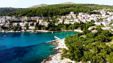 vista aérea en el asombroso archipiélago frente a la ciudad de hvar, croacia mediterránea