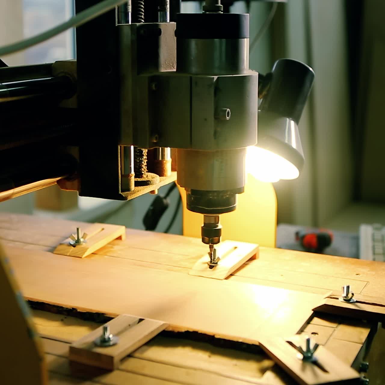 машина для резки дерева движется над рабочим столом