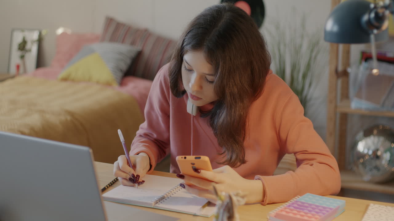 una adolescente que estudia en casa