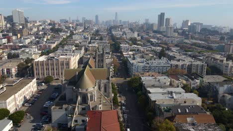 Vista-Aérea-Alrededor-De-La-Calle-Bush-Con-El-Fondo-Del-Horizonte-De-San-Francisco,-Día-Soleado-De-Otoño-En-Estados-Unidos---Dando-Vueltas,-Disparo-De-Drones