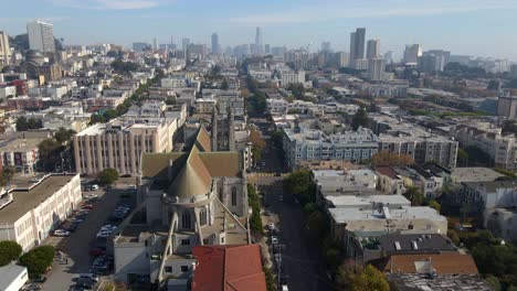 vista aérea alrededor de la calle bush con el fondo del horizonte de san francisco, día soleado de otoño en estados unidos - dando vueltas, disparo de drones
