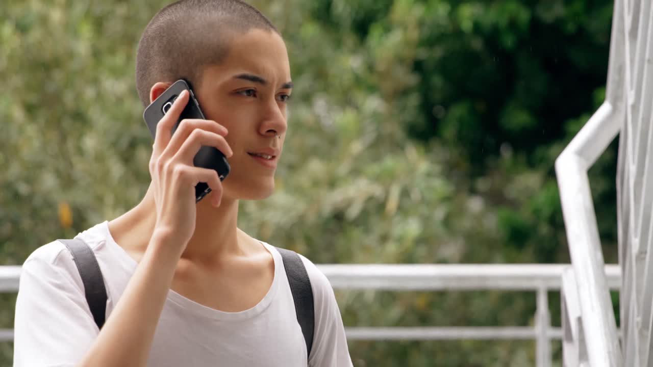 계단 4k에서 휴대 전화로 이야기하는 남자