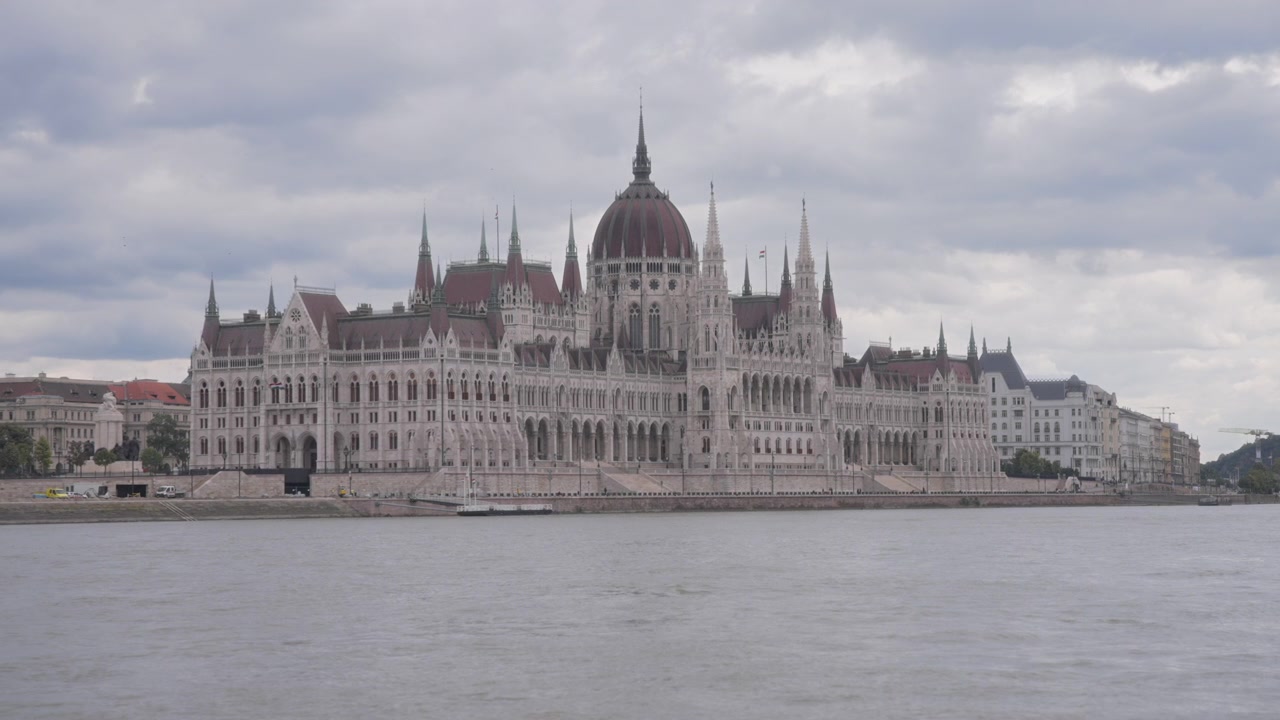 Vista dalla barca del Parlamento ungherese
