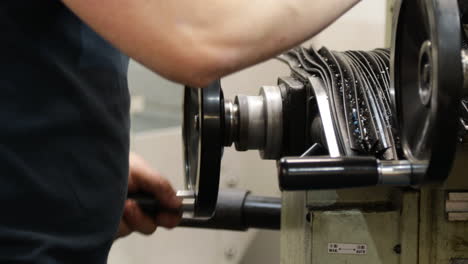 trabajador que opera una máquina de fresado industrial, fabricación de metales
