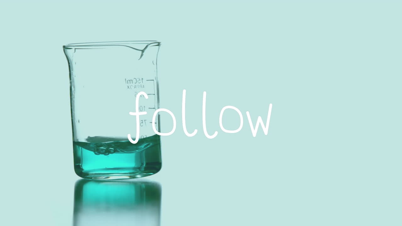 액체로 된 컵 위에 따르는 텍스트의 애니메이션