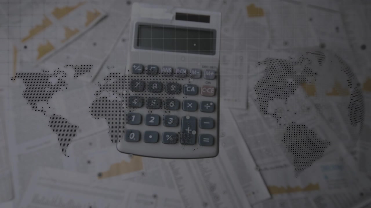 Calcolatrice su documenti finanziari con sovrapposizione di mappa del mondo digitale